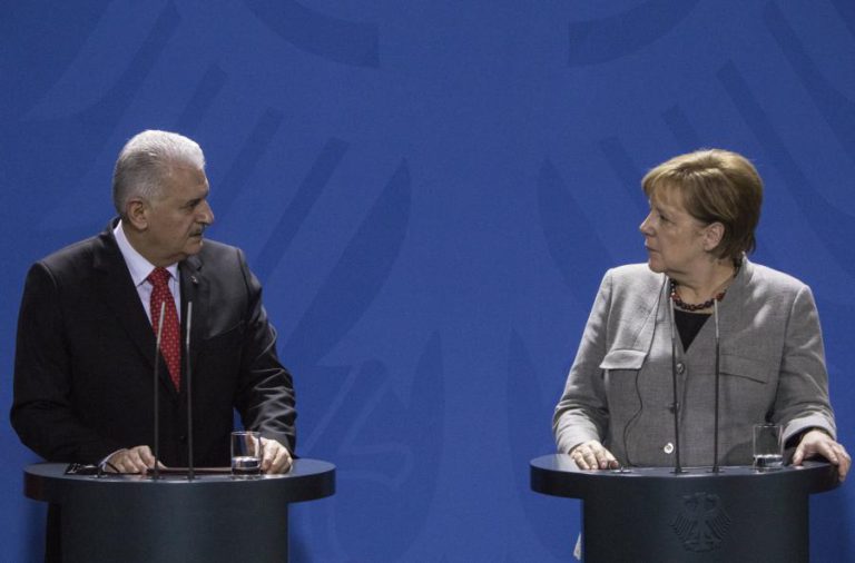 MERKEL REPETE QUE NORMALIZAÇÃO COM A TURQUIA SÓ É POSSÍVEL APÓS MUDANÇAS