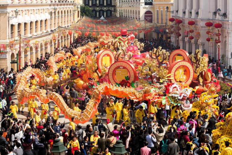 DESFILE DO DRAGÃO GIGANTE MARCA PRIMEIRO DIA DO ANO DO CÃO EM MACAU