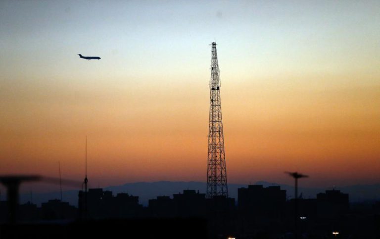 MAU TEMPO DIFICULTA ACESSO AO AVIÃO QUE SE DESPENHOU NO IRÃO