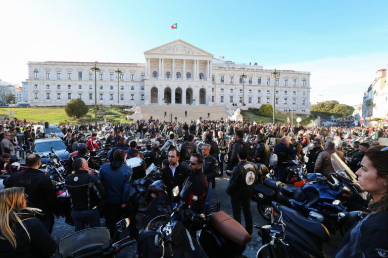 MOTOCICLISTAS ENTREGAM MANIFESTO NA AR E RECEBEM APOIO DO PCP