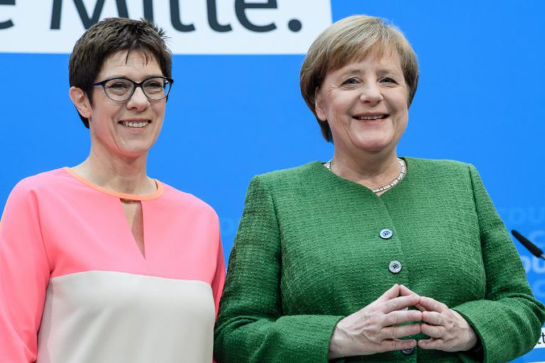 CDU DE MERKEL APROVA COLIGAÇÃO E ELEGE SECRETÁRIA-GERAL