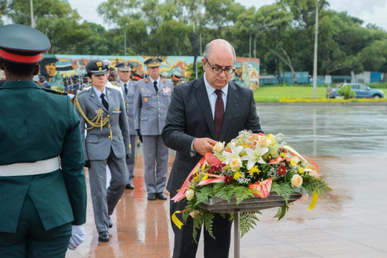 MINISTRO DA DEFESA DEFENDE MAIOR ENVOLVIMENTO DOS MEMBROS DA CPLP EM MISSÕES INTERNACIONAIS