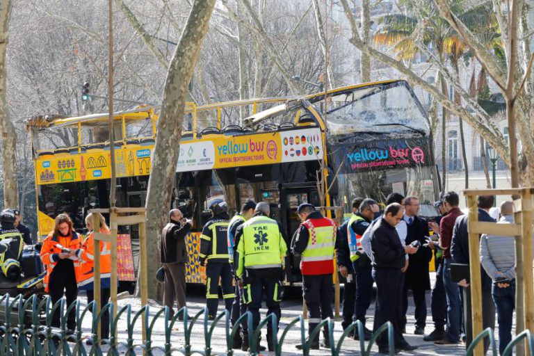 12 FERIDOS NO ACIDENTE COM AUTOCARRO DE TURISMO NA AVENIDA DA LIBERDADE