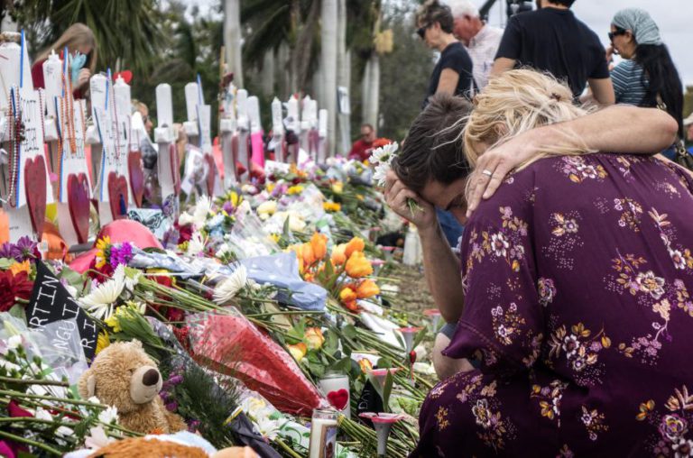 DELEGADO DE SERVIÇO A ESCOLA ONDE OCORREU TIROTEIO NOS EUA NUNCA ENTROU NO EDIFÍCIO