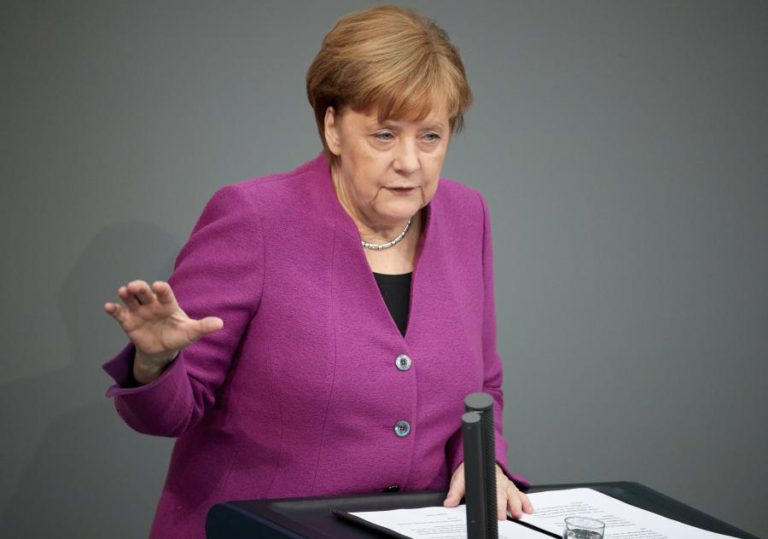 MERKEL PEDE “RESPOSTAS EUROPEIAS” PORQUE O “MUNDO NÃO ESPERA”
