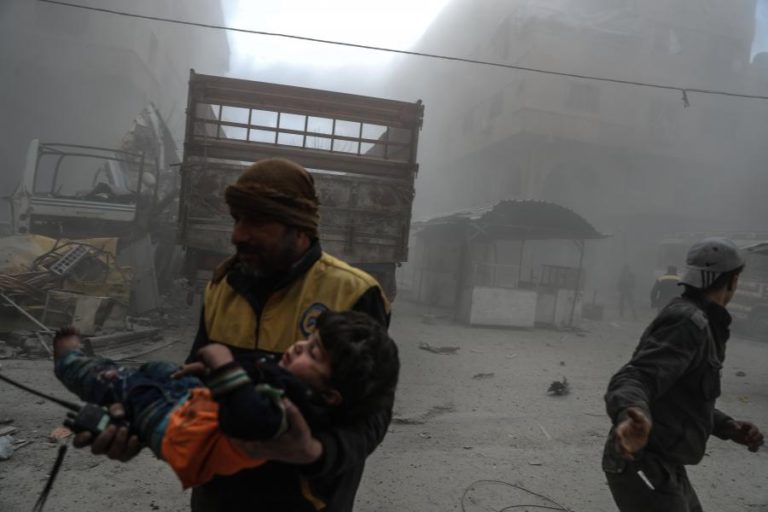 PELO MENOS 59 CIVIS SÍRIOS MORTOS PELOS BOMBARDEAMENTOS CONTRA GHOUTA