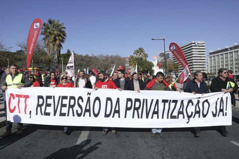 ENTRE 1.500 E 2.000 TRABALHADORES DOS CTT ADERIRAM À MANIFESTAÇÃO