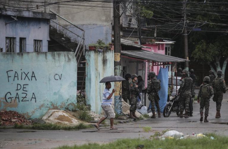 FORÇAS ARMADAS REALIZAM OPERAÇÃO EM FAVELAS DA ZONA OESTE DO RIO DE JANEIRO