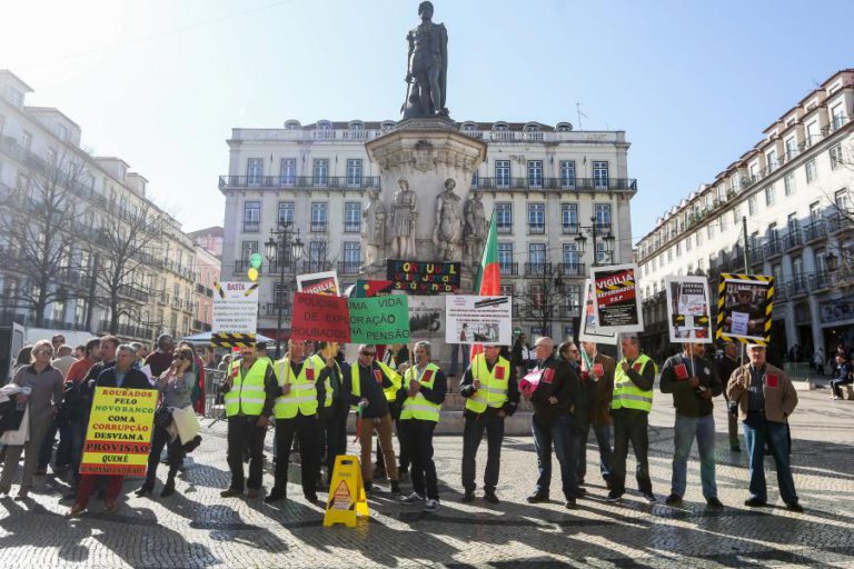 LESADOS DO BES PROTESTAM EM LISBOA E PROMETEM CONTINUAR ATÉ AO PARLAMENTO EUROPEU