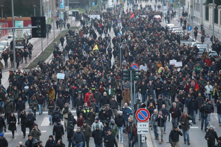 EM ITÁLIA FOI DIA DE MARCHAS E CONCENTRAÇÕES DE ANTIFASCISTAS E EXTREMA-DIRETA