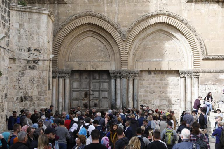IGREJA DO SANTO SEPULCRO EM JERUSALÉM REABRE NA QUARTA-FEIRA