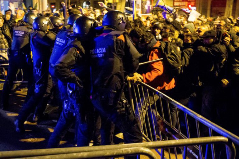 CINCO FERIDOS E UM DETIDO EM PROTESTOS CONTRA VISITA DO REI FELIPE VI A BARCELONA