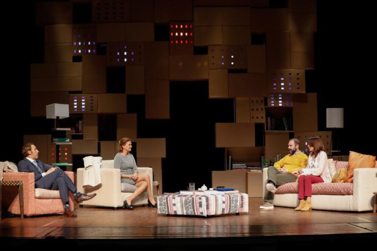 O TEATRO DE YASMINA REZA E A QUEDA DAS MÁSCARAS QUANDO SE TRATA DE DEFENDER UM FILHO