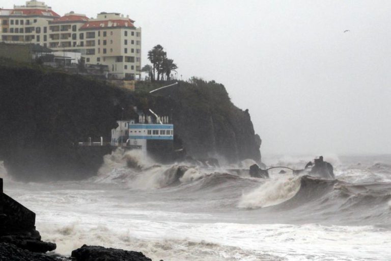 MAU TEMPO NA MADEIRA FECHA ESCOLA NO CURRAL DAS FREIRAS E CONTINUA COM AEROPORTO CONDICIONADO