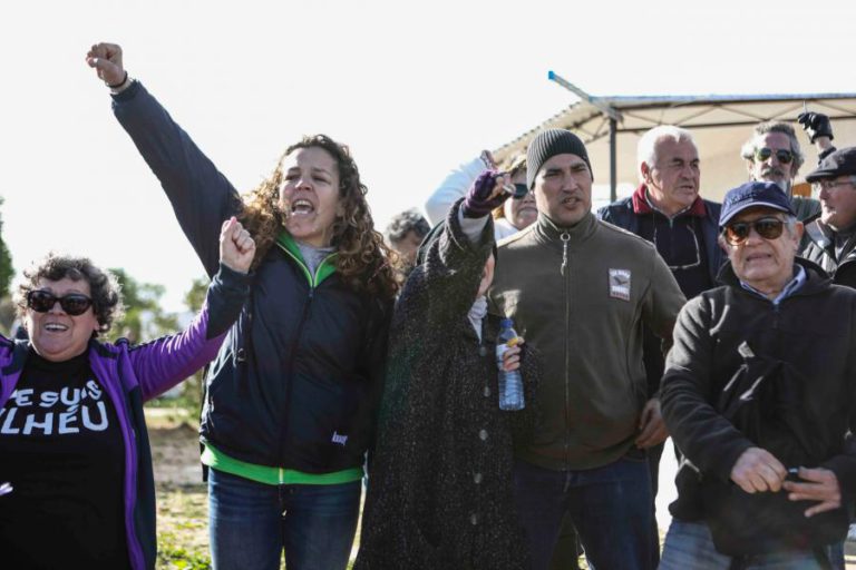 DEZENAS DE PESSOAS CONTESTAM POSSE DE CASAS PARA DEMOLIR NA RIA FORMOSA