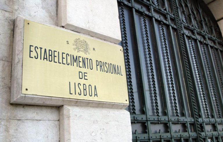 RECLUSOS QUE PROVOCARAM DISTÚRBIOS EM PRISÃO DE LISBOA FECHADOS NA CELA O DIA TODO