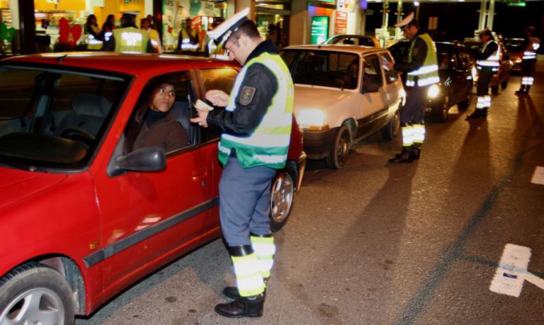 MAIS DE MEIA CENTENA DE PESSOAS DETIDAS DURANTE A NOITE PELA GNR