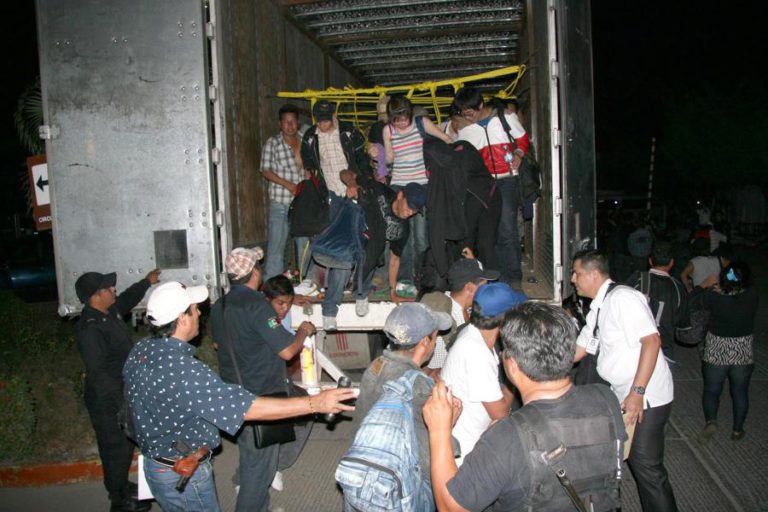 MÉXICO RESGATA 136 PESSOAS TRANSPORTADAS EM “CONDIÇÕES DEPLORÁVEIS” PARA OS EUA