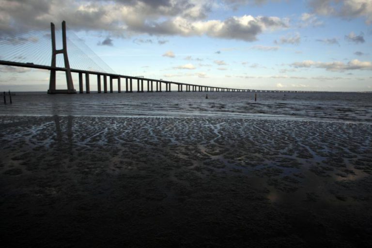 ACIDENTE À SAÍDA DA PONTE VASCO DA GAMA FAZ UM MORTO E UM FERIDO GRAVE
