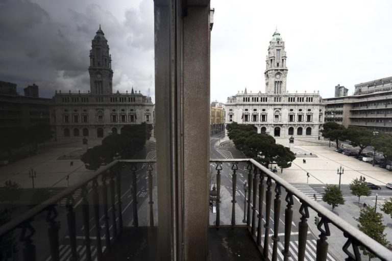 TRÂNSITO CORTADO NA AVENIDA DOS ALIADOS NO PORTO POR CAUSA DE VIATURA ABANDONADA