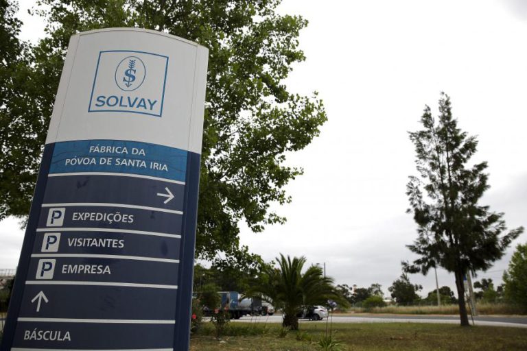 EMPRESA DE QUÍMICOS SOLVAY DISPENSA 500 FUNCIONÁRIOS, 90 EM PORTUGAL