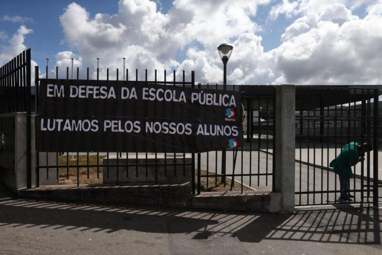 GREVE/PROFESSORES: PAIS JUNTOS ÀS ESCOLAS ANSIOSOS SEM SABER SE FILHOS TÊM AULAS