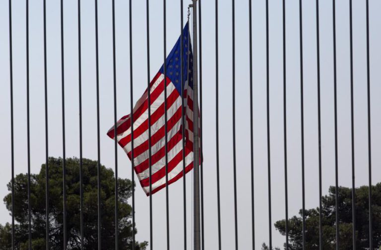 COLAPSO DE PONTE PEDONAL EM MIAMI PROVOCA PELO MENOS UM MORTO E QUATRO FERIDOS