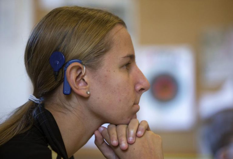 QUASE UM QUARTO DOS PORTUGUESES OUVE MAL E METADE DOS QUE USAM PRÓTESES TEM DIFICULDADES