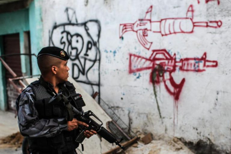 FORÇAS DE SEGURANÇA REALIZAM OPERAÇÃO COM 900 SOLDADOS EM FAVELA DO RIO DE JANEIRO