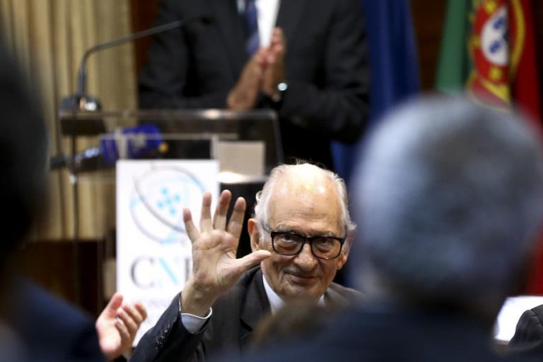 TENDÊNCIA ESPERANÇA EM MOVIMENTO QUER QUE ADRIANO MOREIRA SEJA PRESIDENTE EMÉRITO DO CDS-PP