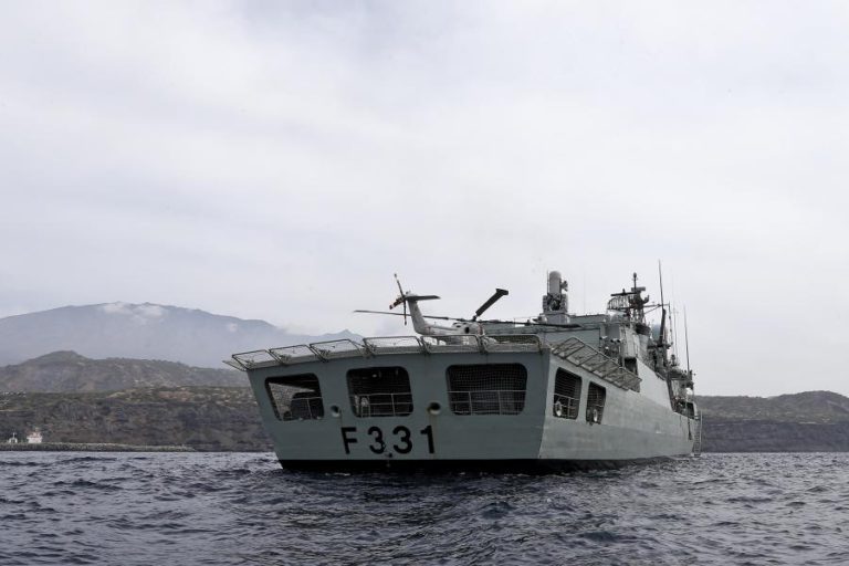 FRAGATA PORTUGUESA ASSISTE TRIPULANTES DE VELEIRO ENCALHADO EM CABO VERDE