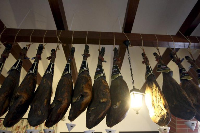 FURTADOS 300 PRESUNTOS DE UM SUPERMERCADO EM VILA NOVA DE SÃO BENTO (SERPA)