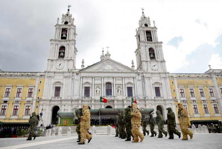 INTERDITADA FRENTE DO PALÁCIO DE MAFRA POR RISCO DE QUEDA DOS SINOS DEVIDO AO MAU TEMPO
