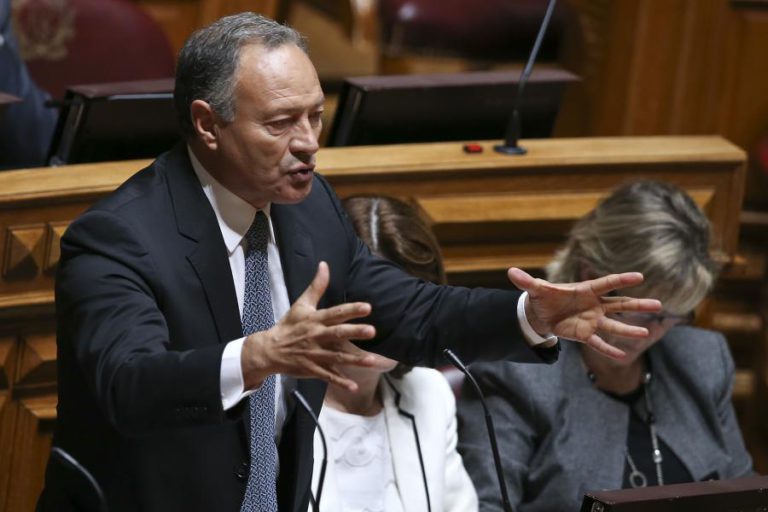 PSD ACUSA MINISTRO DA SAÚDE DE TER SNS COMO PROTETORADO DO “IMPERADOR CENTENO”