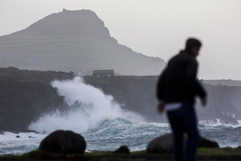 PROTEÇÃO CIVIL DOS AÇORES ALERTA PARA AGRAVAMENTO DO TEMPO ATÉ SÁBADO