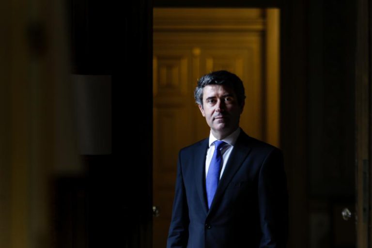 ENTRE OS MORTOS DO ATAQUE EM FRANÇA NÃO ESTÃO PORTUGUESES, CONFIRMA JOSÉ LUÍS CARNEIRO