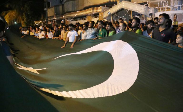 MULHER HINDU ELEITA PARA O SENADO DO PAQUISTÃO EM ESTREIA HISTÓRICA