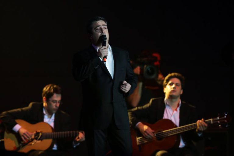 FADISTA HELDER MOUTINHO PASSA 25 ANOS DE CARREIRA EM REVISTA NO TEATRO S. LUIZ