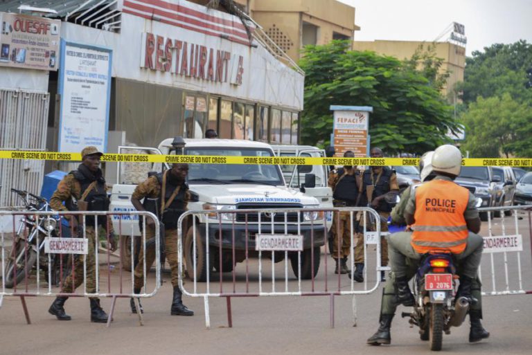 PELO MENOS 15 MORTOS NUM ATAQUE NA CAPITAL DO BURKINA FASO