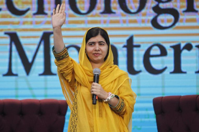 MALALA YOUSAFZAI COMOVIDA E FELIZ NO REGRESSO AO PAQUISTÃO