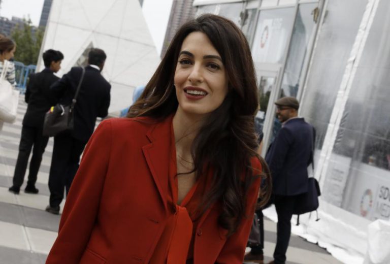 ATIVISTA AMAL CLOONEY VAI DEFENDER JORNALISTAS DA REUTERS PRESOS NA BIRMÂNIA