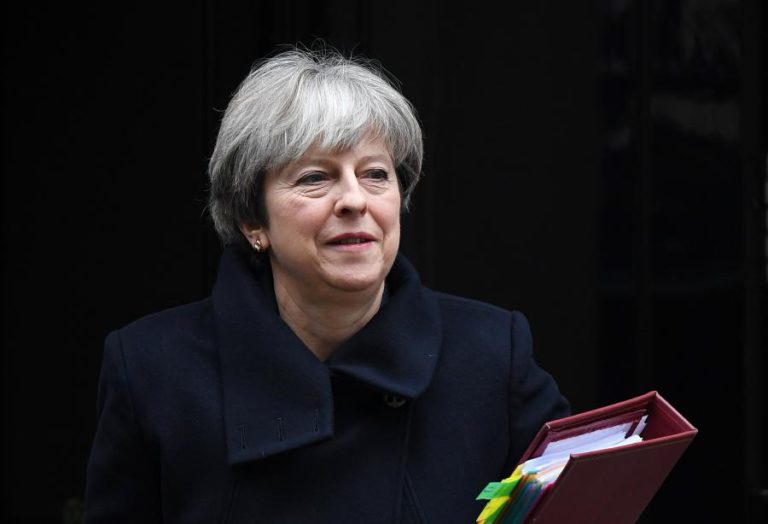 “MUITO PROVÁVEL” QUE RÚSSIA SEJA RESPONSÁVEL POR ENVENENAMENTO DE EX-ESPIÃO, DIZ THERESA MAY