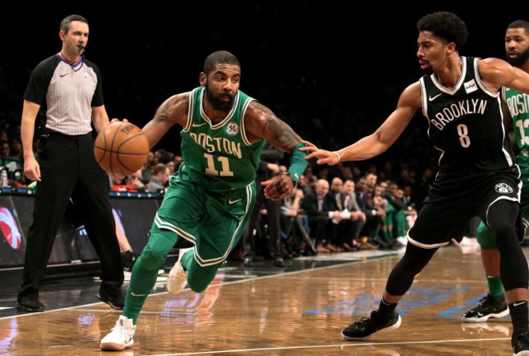 KYRIE IRVING DESFALCA CELTICS ENTRE TRÊS E SEIS SEMANAS DEVIDO A OPERAÇÃO AO JOELHO