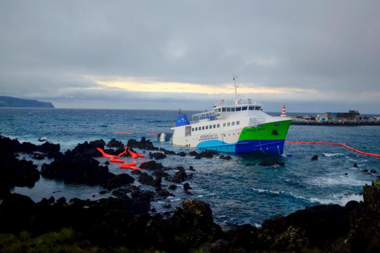 TRABALHOS DE REMOÇÃO DE BARCO ENCALHADO NOS AÇORES DEVEM ARRANCAR EM ABRIL