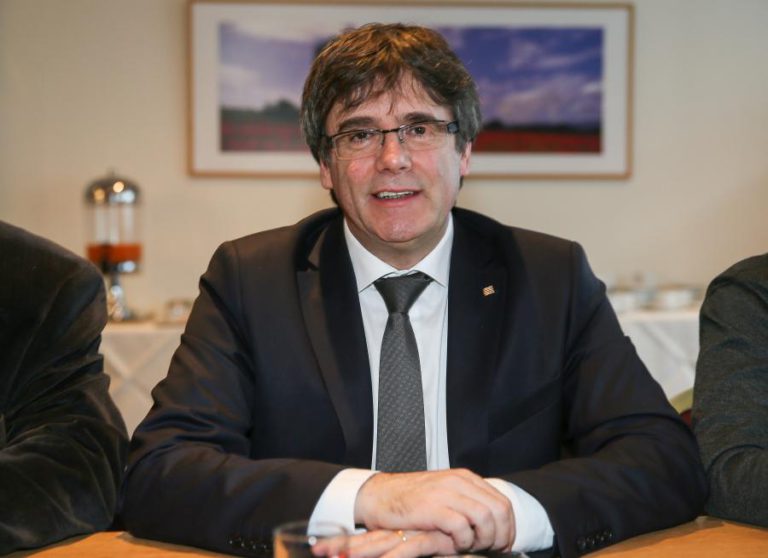 PUIGDEMONT RENUNCIA TEMPORARIAMENTE À PRESIDÊNCIA E PROPÕE JORDI SANCHEZ