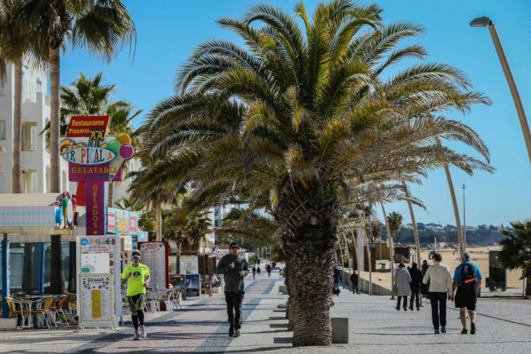 AUTORIDADES INTERDITAM ACESSO A ZONAS PERTO DO MAR NO ALGARVE DEVIDO AO MAU TEMPO