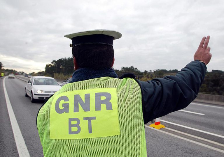 AUTORIDADES RESGATAM OCUPANTE DE CARRO ARRASTADO EM CASTRO VERDE E PROCURAM OUTRO