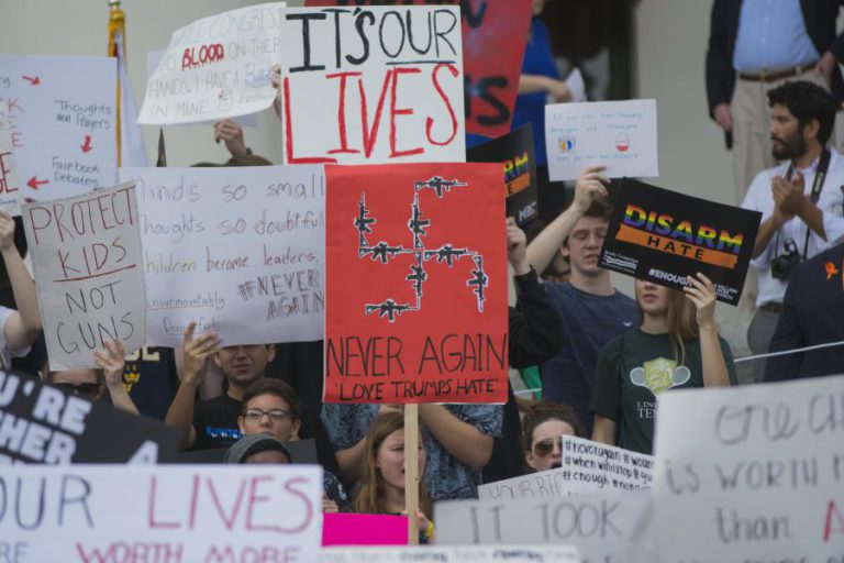 WALMART DEIXA DE VENDER ARMAS E MUNIÇÕES A MENORES DE 21 ANOS