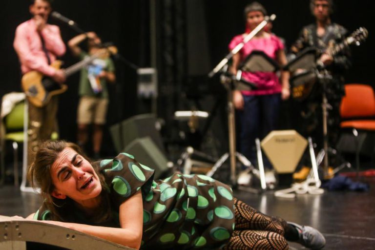 “MONTANHA-RUSSA” OU UM MERGULHO VERTIGINOSO NA ADOLESCÊNCIA ESTREIA-SE HOJE NO D. MARIA II