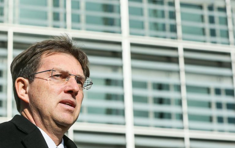 PRIMEIRO-MINISTRO ESLOVENO DEMITE-SE ACUSADO DE INTERFERÊNCIA EM REFERENDO